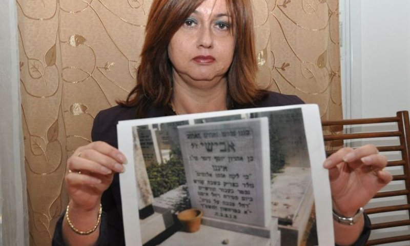 Michal Zisser at her son's grave. Photo: Uzi Barak 