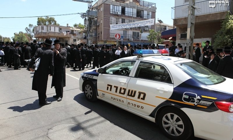 Police in Hareidi neighborhood. Photo: Yaakov Nahumi