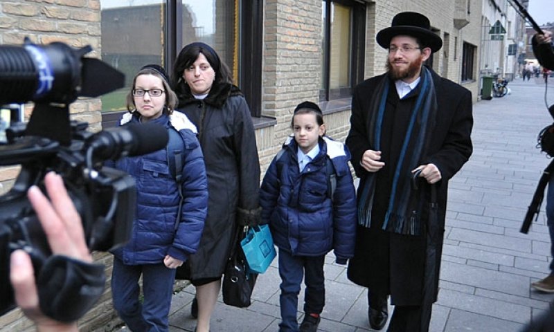 The Friedmans at entrance to school. Photograph: Jood Actueel 