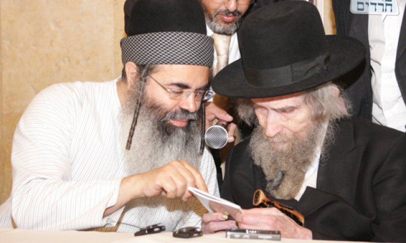 Harav Amnon Yitzhak with R' Aharon Leib Steinman. Archive photograph