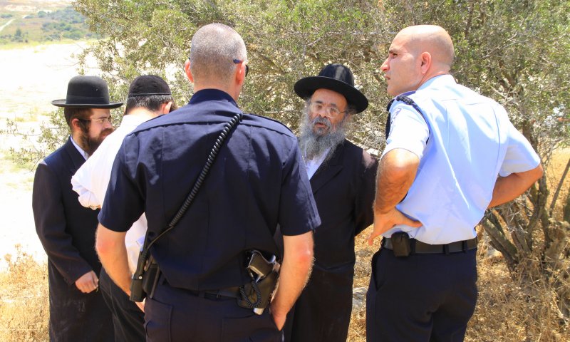 Hgr"d Shmidel and police. Archive photo: Yaakov Lederman 
