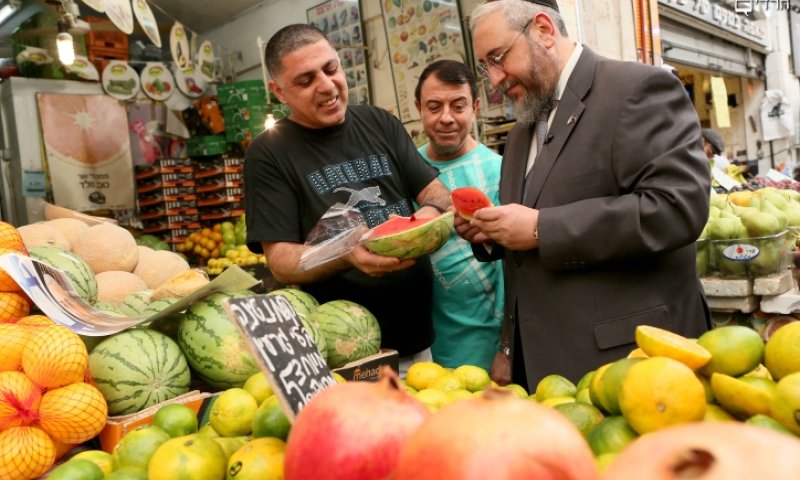 ח"כ חיים אמסלם בשוק. צילום: פלאש90