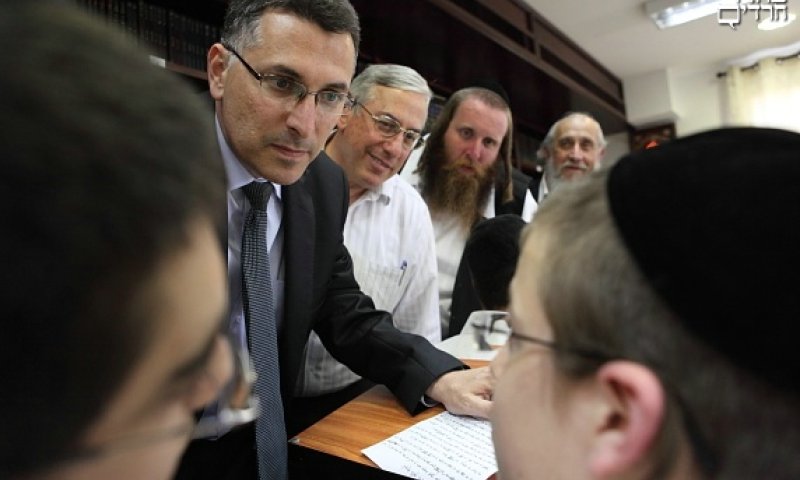 Minister of Education with hareidi children. Photo: Yaakov Nahumi 