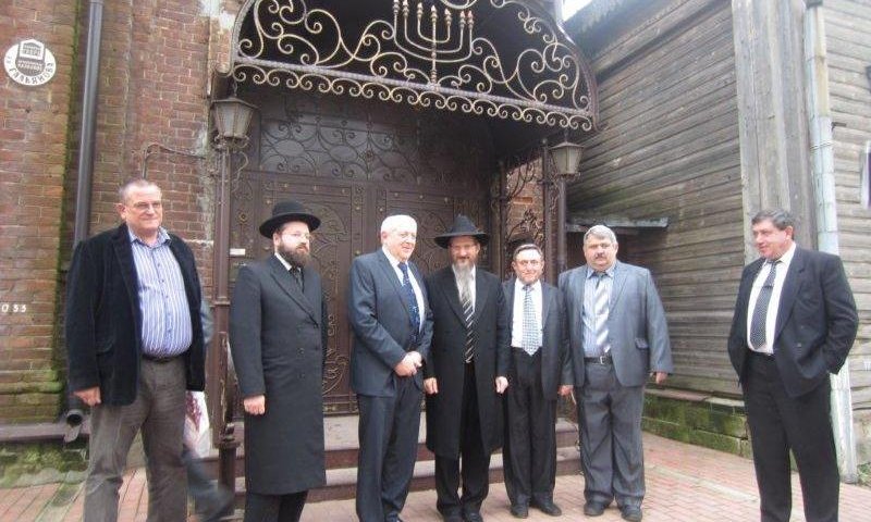 רבה של רוסיה הגר''ב לאזאר בפתח בית הכנסת ההיסטורי