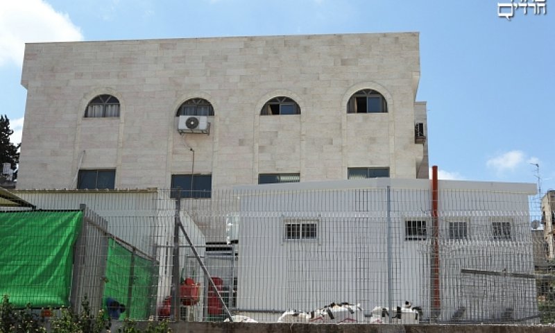 גן הילדים, ברקע בניין בית הכנסת 