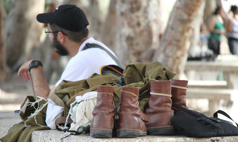 חייל חרדי בתפילה. צילום: ארכיון