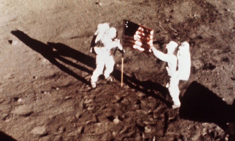 ארמסטרונג על הירח. צילום: נאסא