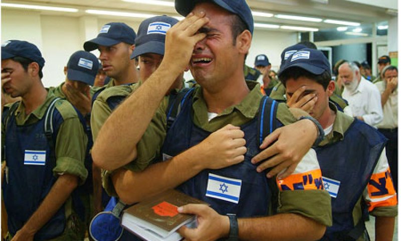 חייל בוכה במהלך הגירוש. צילום: ישראל ברדוגו