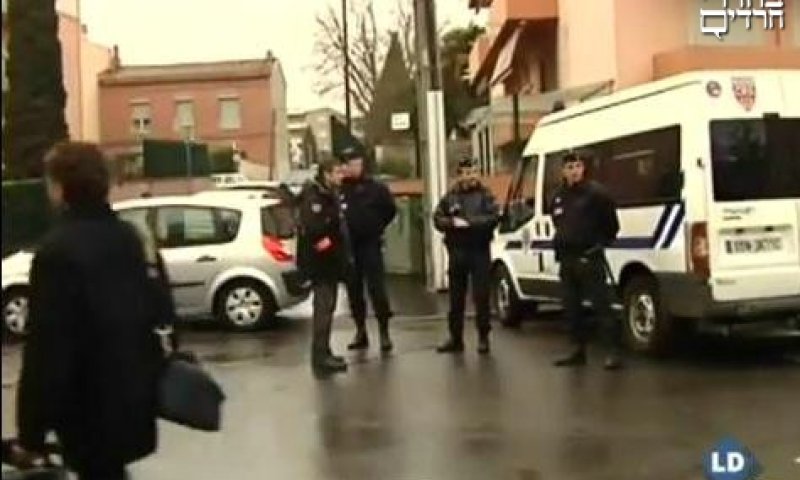 שוטרים צרפתיים ליד בית קהילה יהודית. צילום: ארכיון