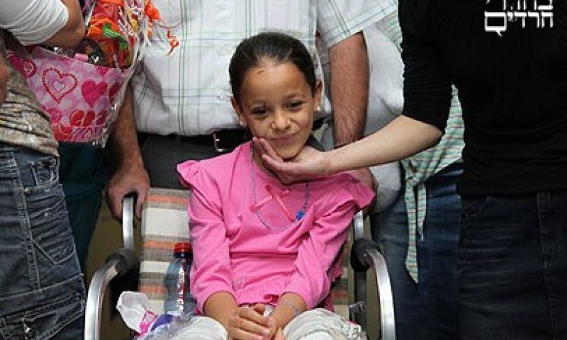 רחל, עם שחרורה מבית החולים. צילום: ynet אבישג שאר ישוב