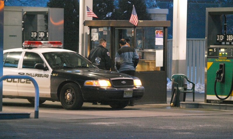 משטרה בתחנת הדלק בניו-יורק. תמונת ארכיון