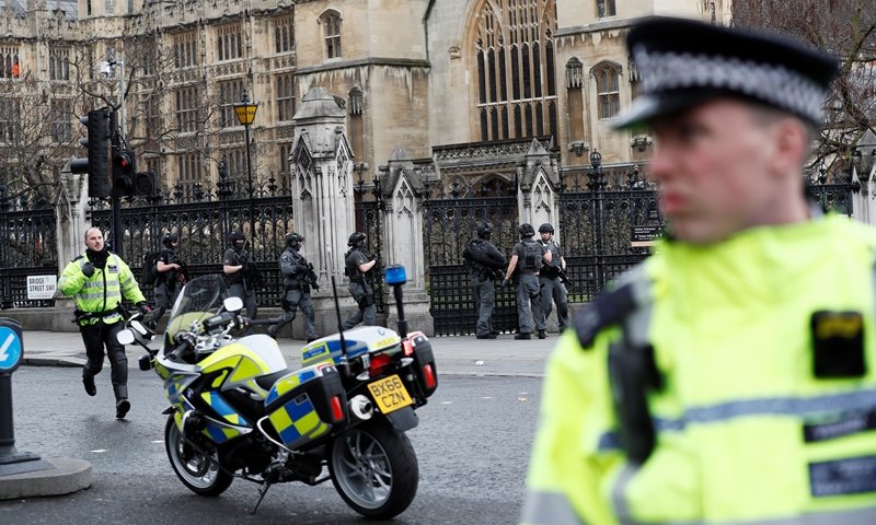 כוחות משטרה בבריטניה לאחר הפיגוע סמוך לפרלמנט (רויטרס)