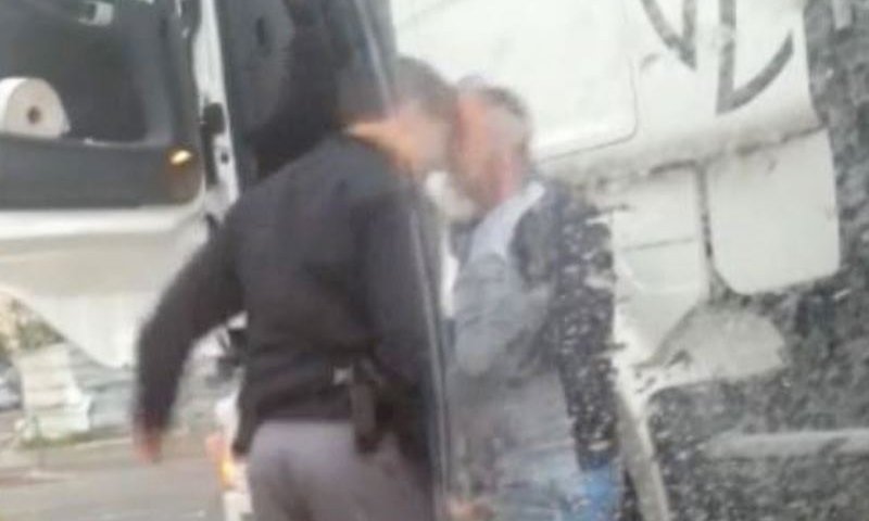 השוטר בועט בפניו של הנוסע, צילום מסך