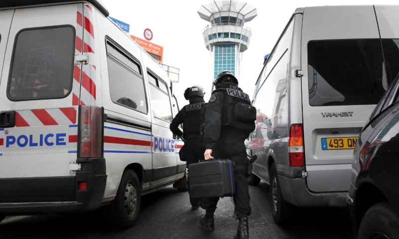 שוטרים צרפתיים בדרך לאירוע הטרור בשדה התעופה. רויטרס