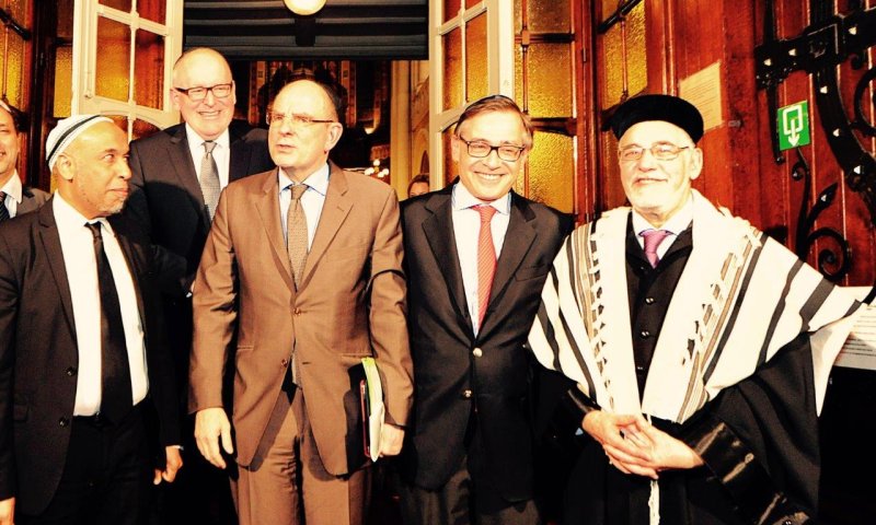 הרב גיגי עם ראש ממשלת בלגיה בפתח ביהכ"נ הגדול בבריסל
