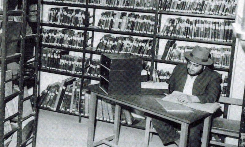 הרב אבא שאול ז"ל בצעירותו בספריית ישיבת 'פורת יוסף' 