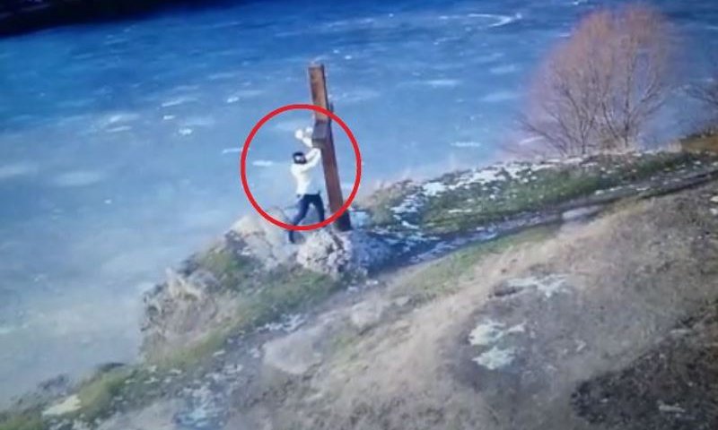 הבחור מתוך מצלמות האבטחה מסיר את הצלב מהאגם
