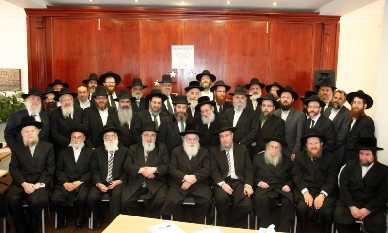 הרבנים בכינוס על סרבני הגיטין. (באדיבות המצלם)