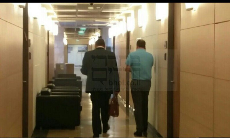 ליברמן עוזב את חדרו לאחר התפטרות אורלי לוי אבקסיס. באדיבות המצלם