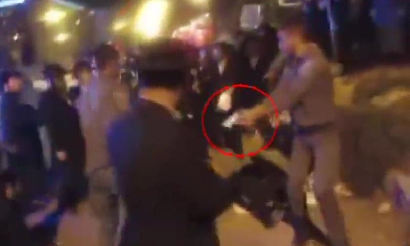 שוטר מכווין נשק למפגין. סרטון ערוץ 2 