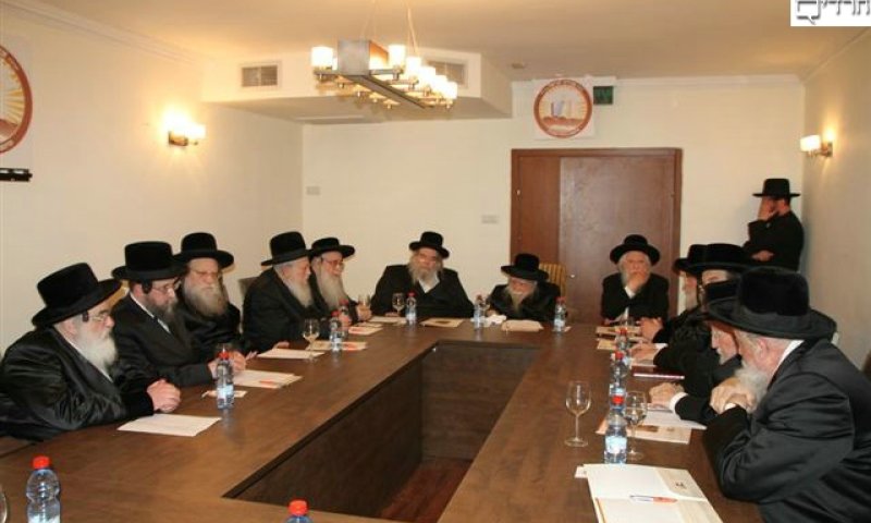 ישיבת מועצת גדולי התורה עם הרבי מערלוי זצ"ל. צילום: משה גולדשטיין