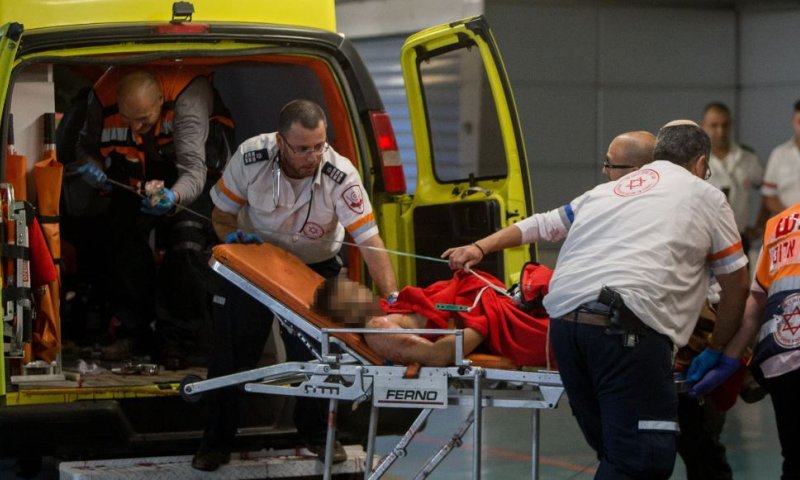 הפצוע מפונה לבית החולים, בו ימות מפצעיו. צילום: יונתן זינדל, פלאש90