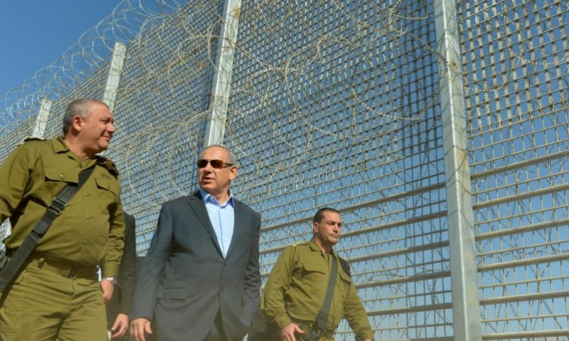 Netanyahu patrolling the fence. Photo: Kobi Gideon, GPO