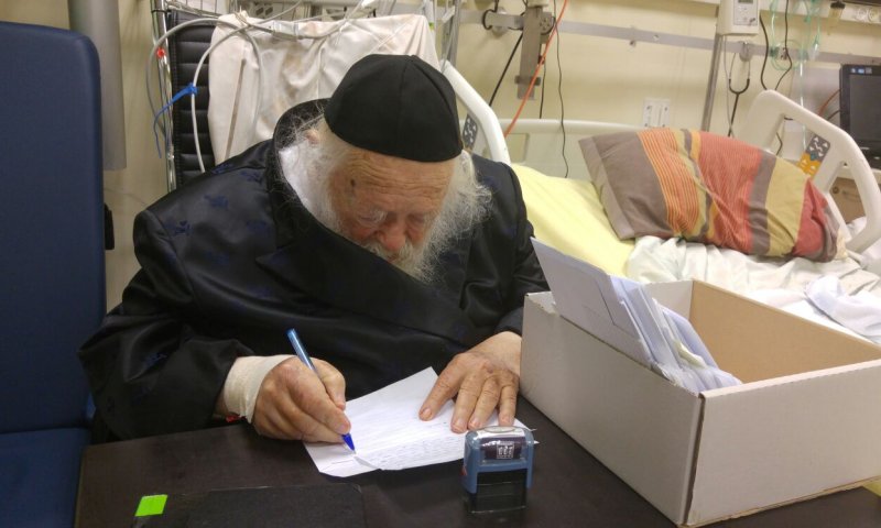 הגר"ח קניבסקי בכתיבת תשובות בהלכה בבית החולים