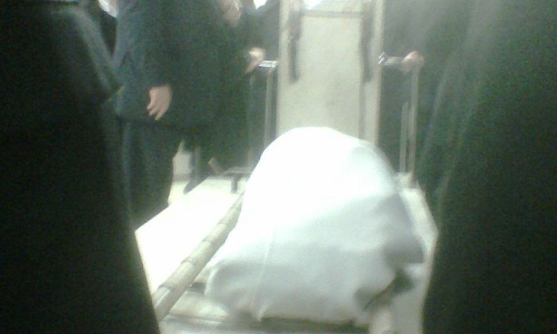 מיטתה של רחלי שטיין ע"ה במסע הלוויה. צילום: איתמר זינגר