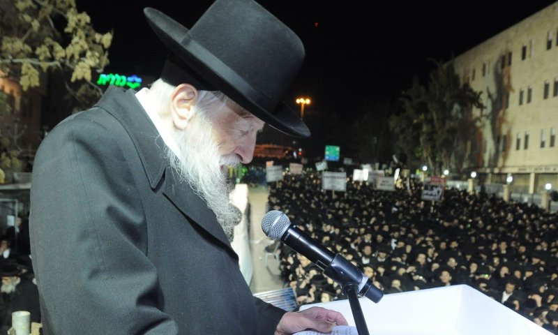 הרב קלמנוביץ בעצרת על יעדי הגיוס. צילום: שמואל דריי