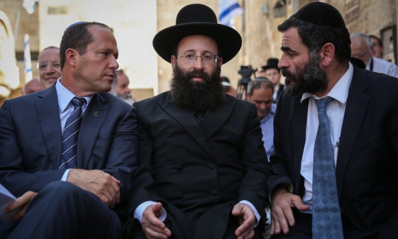 אטיאס עם רב הכותל וראש העיר ירושלים. צילום: הדס פרוש, פלאש 90