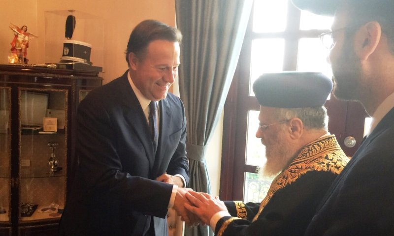 Hagaon Rabbi Yitzchak Yosef with the President of Panama (courtesy of photographer)