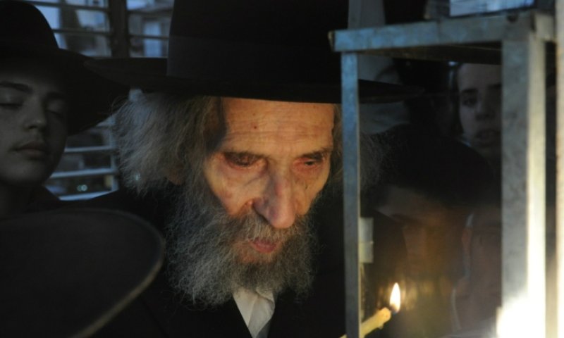 Hagaon R' Aharon Leib at Chanukah candle lighting. Photo: Archive
