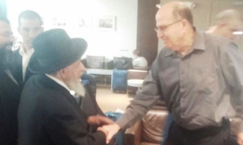 Hagaon R' Shimon Baadani with Moshe Ya'alon. Photo: Behadrey Haredim