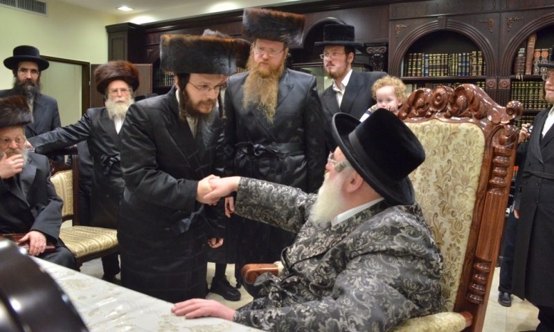 הרב גשטטנר ז"ל עם הרבי מויז'ניץ. צילום: יהושע פרוכטר