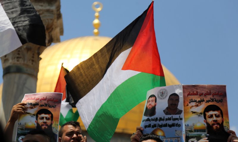 צעירים ערבים מפגינים בעיר העתיקה בירושלים