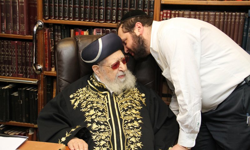 הרב צבי חקק עם הגר"ע. צילום: יעקב כהו