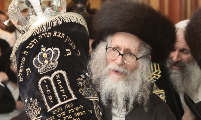 Rabbi Eliezer Berland during second hakafos. (Courtesy of photographer)