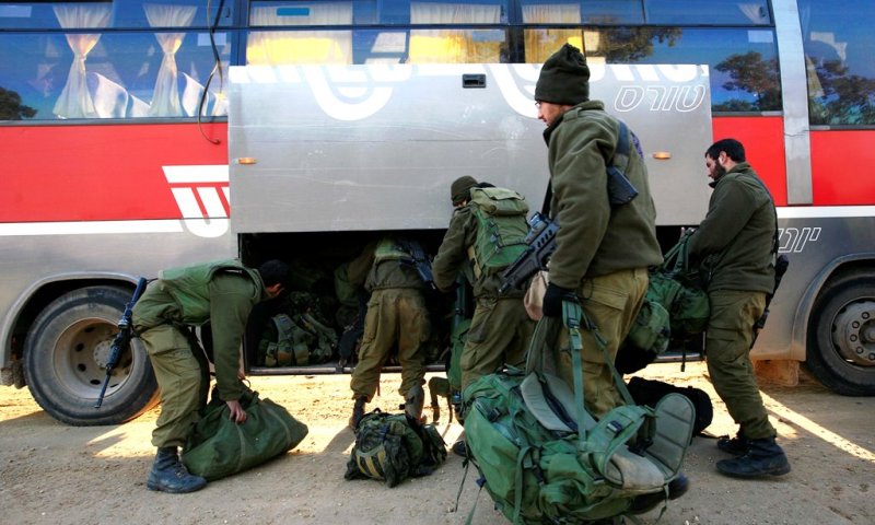 חיילים בתחנת אוטובוס. צילום אילוסטרציה: נתי שוחט, פלאש 90