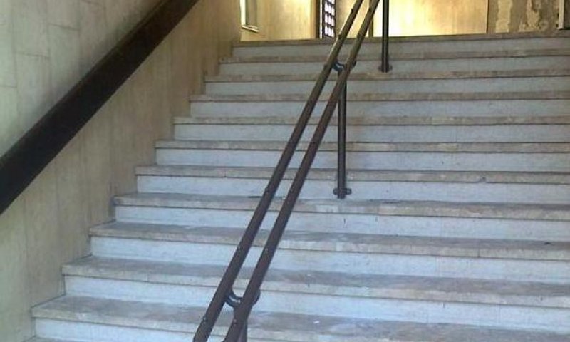 מדרגות המוות עם המעקה החדש. צילום: הופמנייעס