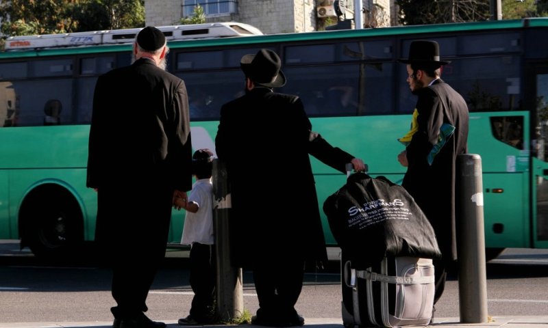 ממתינים לאוטובוס, צילום: קובי הר צבי