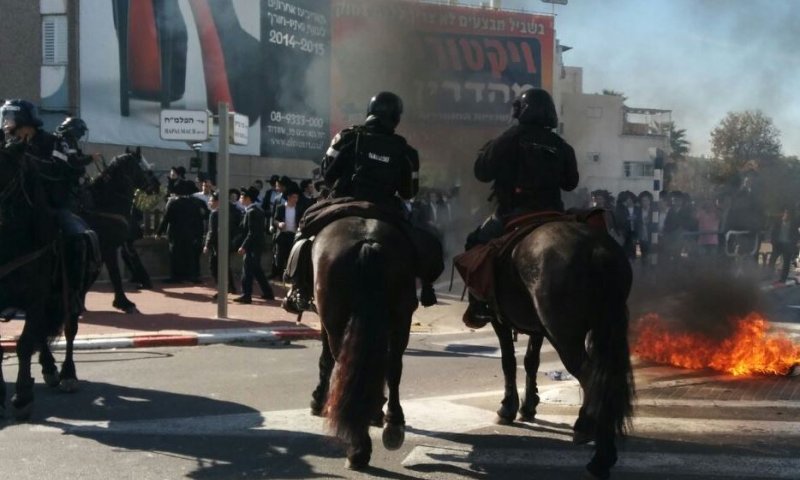 המפגינים הבעירו את הכביש באשדוד, צילום: חטיבת דובר המשטרה