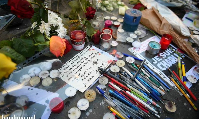 פרחי זיכרון בפריז, צילום: ישראל ברדוגו
