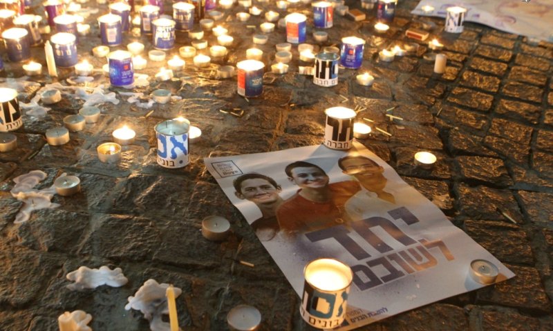 נרות לזכר הנערים החטופים בכיכר ציון בירושלים, קובי הר צבי