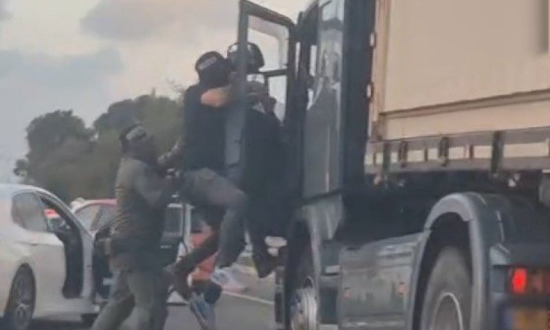 מרדף וסיכול באור יום: הלוחמים זינקו על המשאית באמצע כביש 6 ושלפו את הנהג