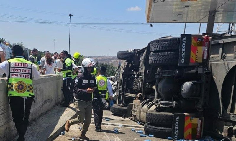 משאית התהפכה ופגעה בכלי רכב בכביש 1; בת 17 נפצעה