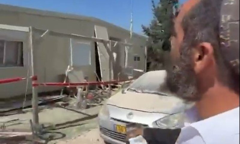 קורע מצחוק: תושב השומרון מציג את "האחוזה והמרצדס" שחטפו פגיעה מטיל איראני