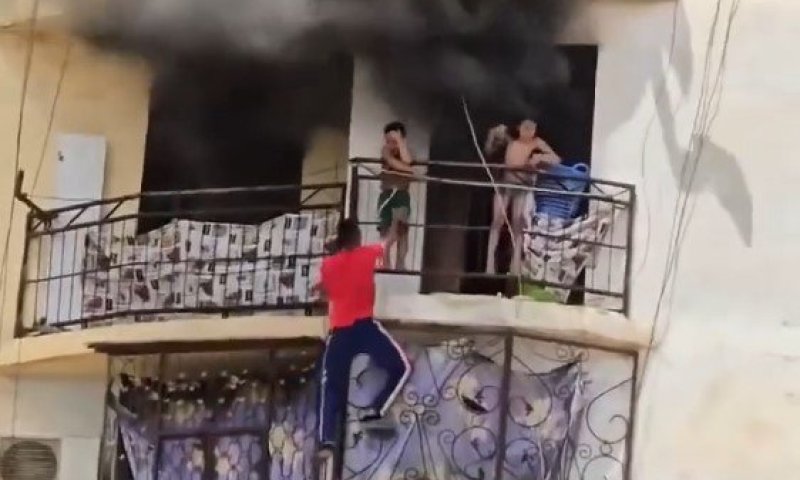 גבורה באלג'יריה: טיפס על בניין מגורים והציל שני ילדים משריפה
