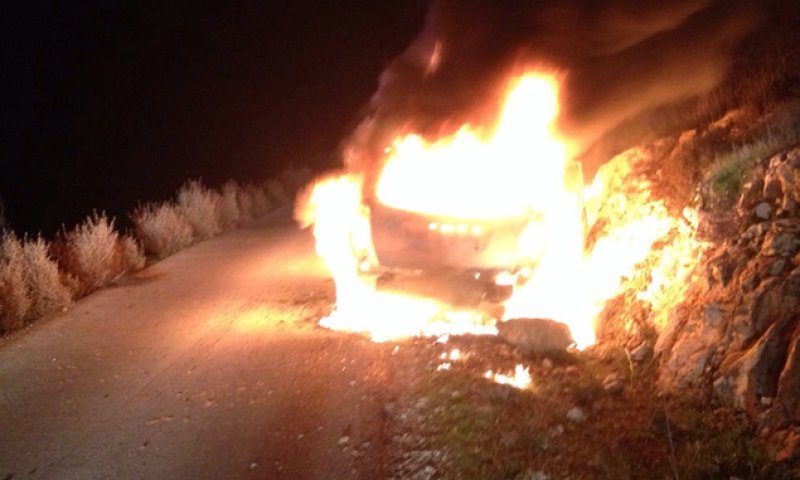 הרכב בו נסעה בוער באש