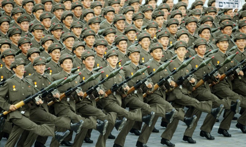 צבא צפון קוריאה במסדר.
